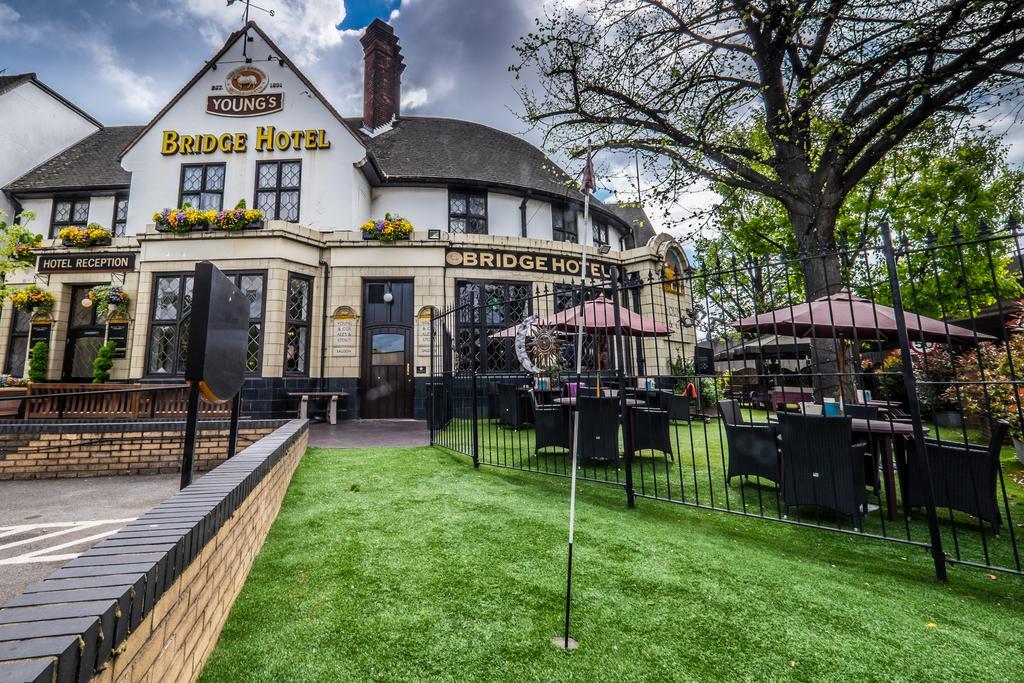 Bridge Hotel Greenford  Exterior photo